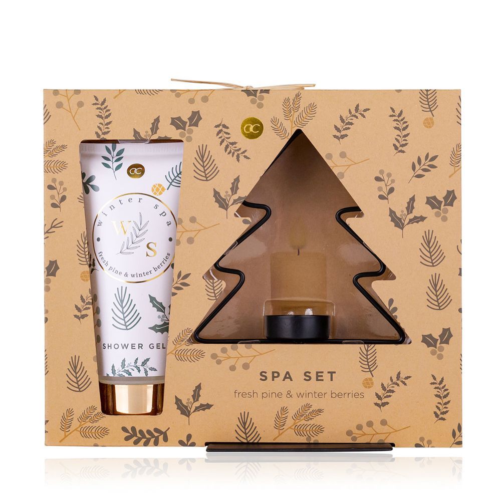 Coffret cadeau avec gel douche et bougeoir. Emballage beige avec motif de branches de pin. Tube de gel douche et bougie visibles.