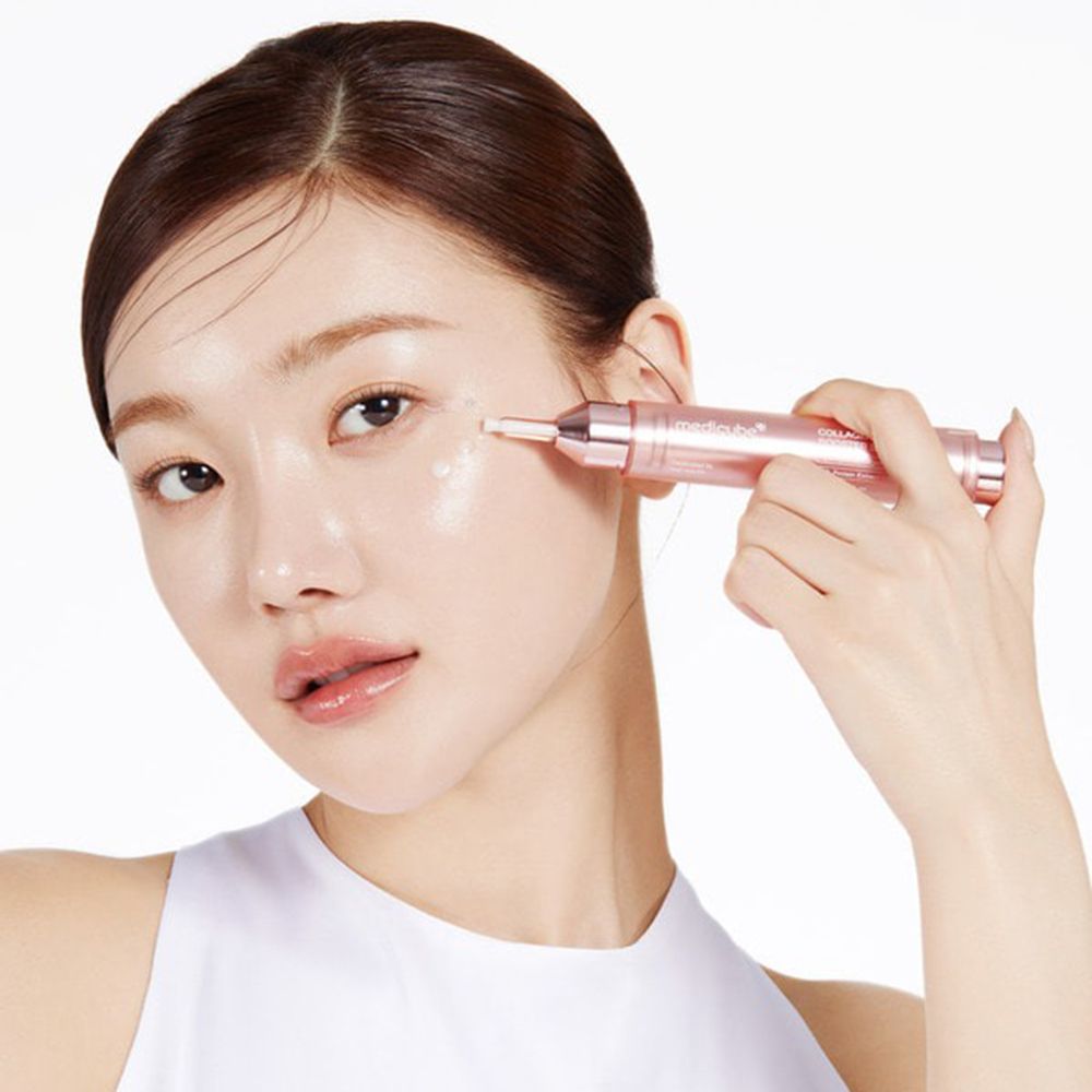 Femme appliquant du sérum. Flacon rose avec embout compte-gouttes. Texte : medicube, Collagen Glow Booster Milk Serum.