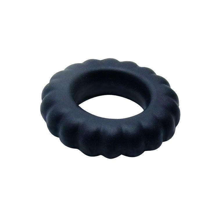 Zwarte, geribbelde cockring van flexibel materiaal, zijaanzicht.