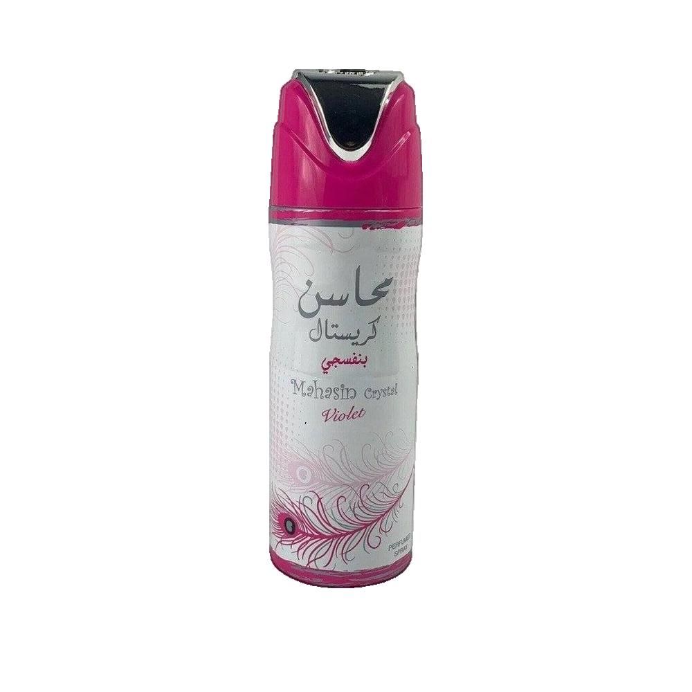 Spray déodorant rose et blanc. Écriture arabe, « Mahasin Crystal Violet » en anglais. Décor de plumes. Tête argentée.