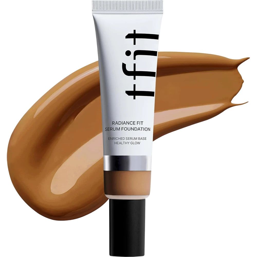 Tube foundation en kleurstaal. Zwarte dop, witte tube met zwarte tekst. Productnaam zichtbaar.