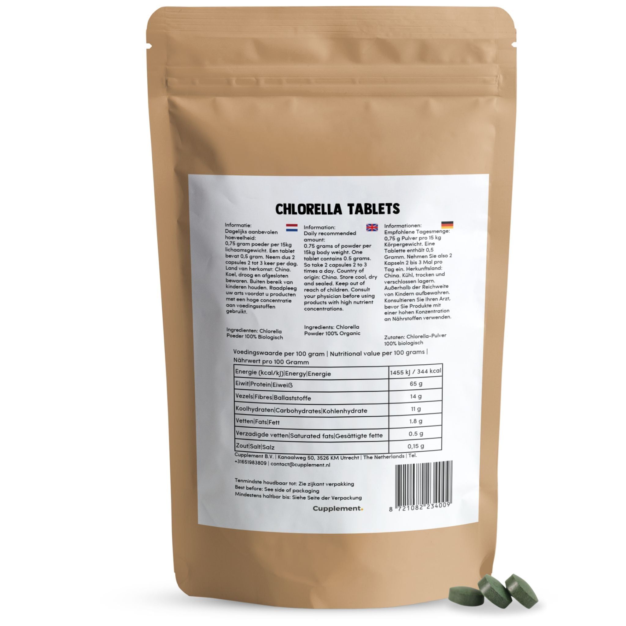 Zakje met chlorella tabletten. Tekst: Chlorella Tablets, voedingswaarde, ingrediënten. Enkele groene tabletten ernaast.