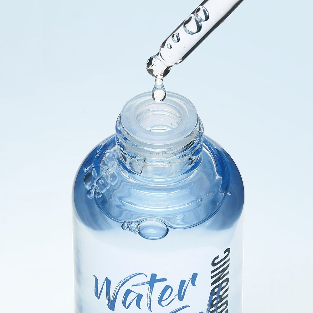 Close-up van een serumflesje met pipet. Druppels vallen uit de pipet. Opschrift: Waterfull Hyaluronic.