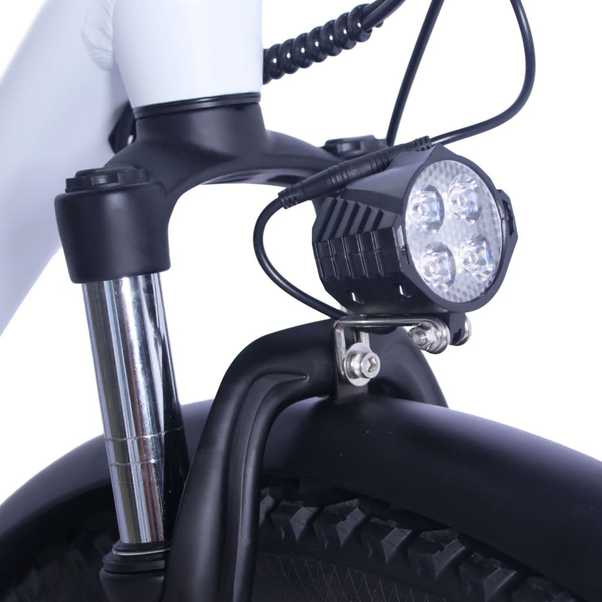 Close-up van de koplamp van een elektrische fiets. Vier LED-lampen zijn zichtbaar.