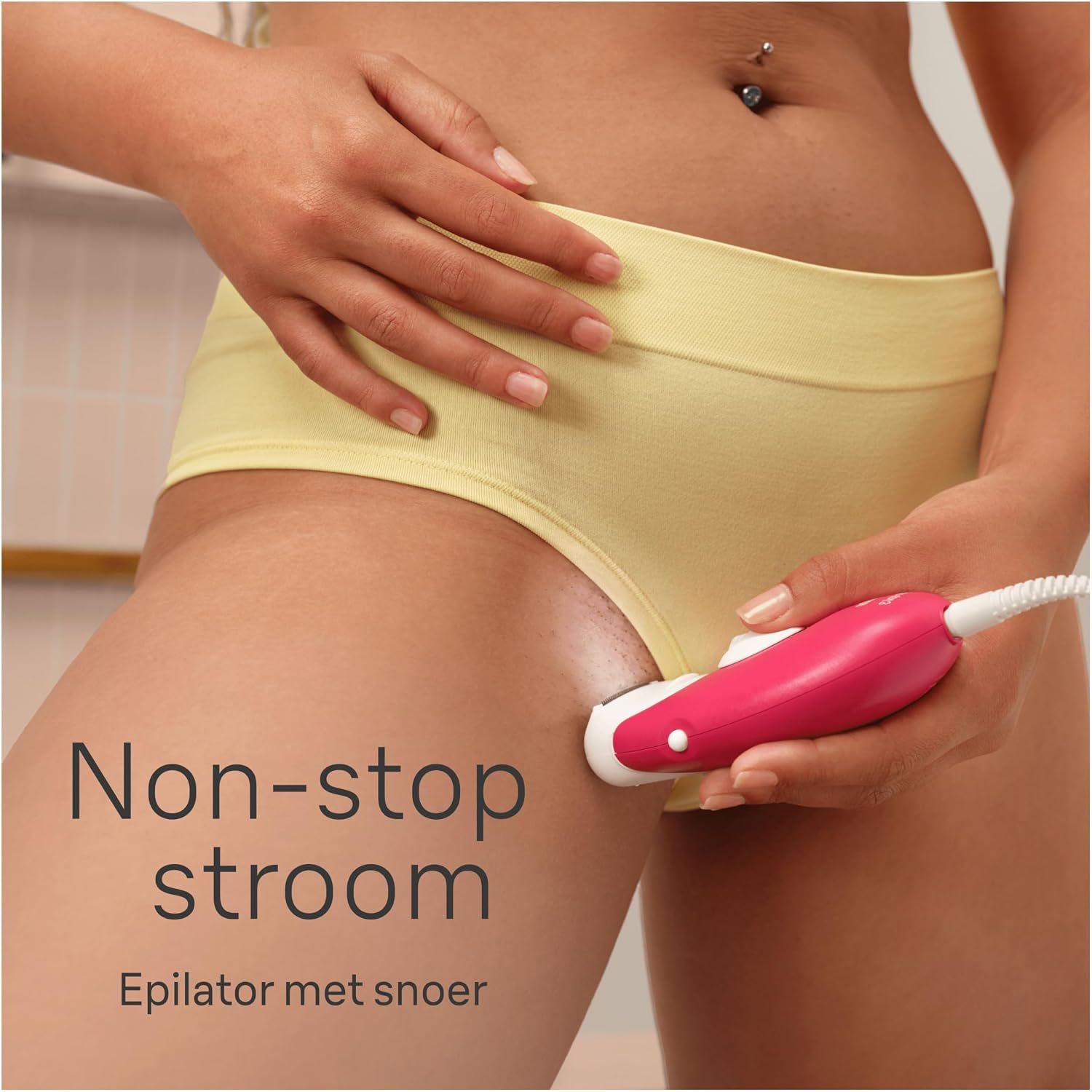 Vrouw gebruikt Braun Silk-épil 3 op been. Smartlight verlicht fijne haartjes voor precieze epilatie.