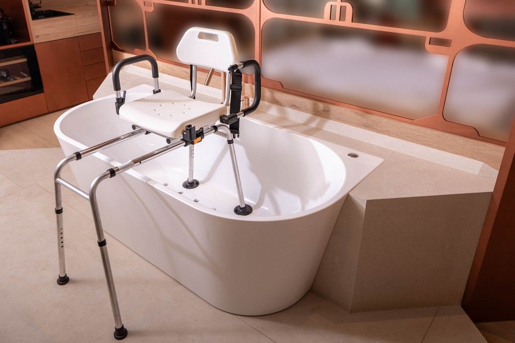 Siège de transfert dans une baignoire. Cadre en aluminium, assise blanche, accoudoirs noirs. Pieds réglables.