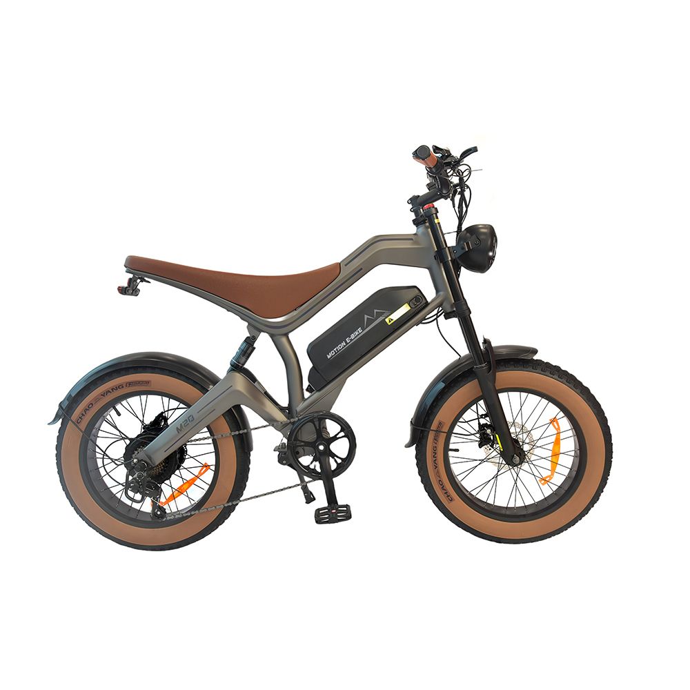 Dirt bike électrique gris avec selle et pneus marron. Détails noirs, phare et batterie. Sur fond blanc.
