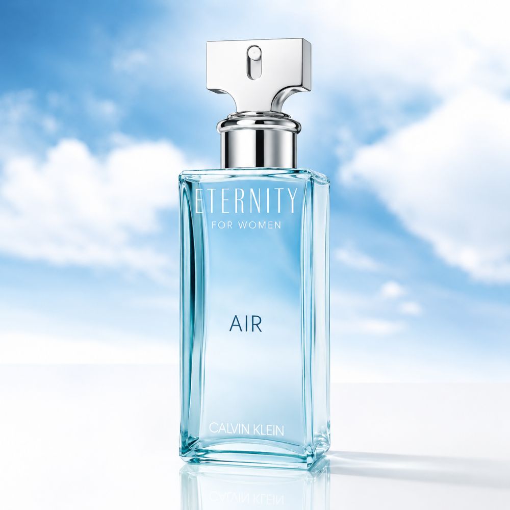 Flacon d'eau de parfum Calvin Klein Eternity Air pour femme devant un ciel bleu. Flacon en verre rectangulaire avec vaporisateur argenté.