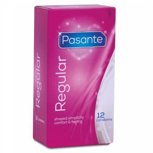 Boîte rose Pasante Regular. Contient 12 préservatifs. Texte: shaped simplicity comfort & feeling.