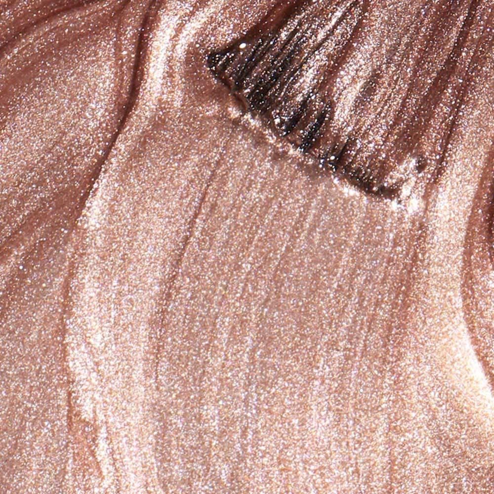 Gouden nagellak met penseel. Glanzende textuur met zichtbare penseelstreken.