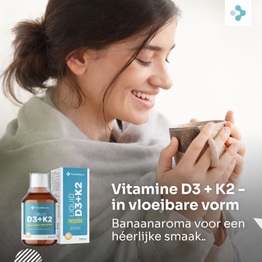 Vrouw met beker en deken. Naast haar: fles en verpakking van Vitamine D3 + K2 vloeibaar. Tekst: bananensmaak.