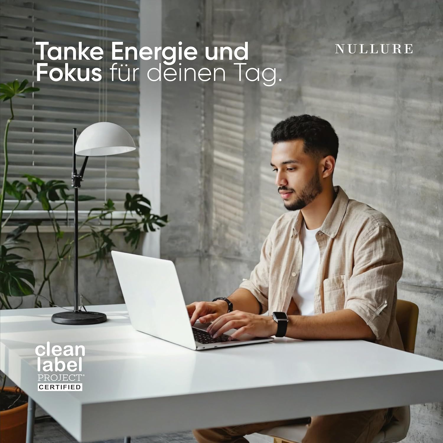 Homme travaillant sur un ordinateur portable, 'Prenez de l'énergie et de la concentration'. Certifié Clean Label.