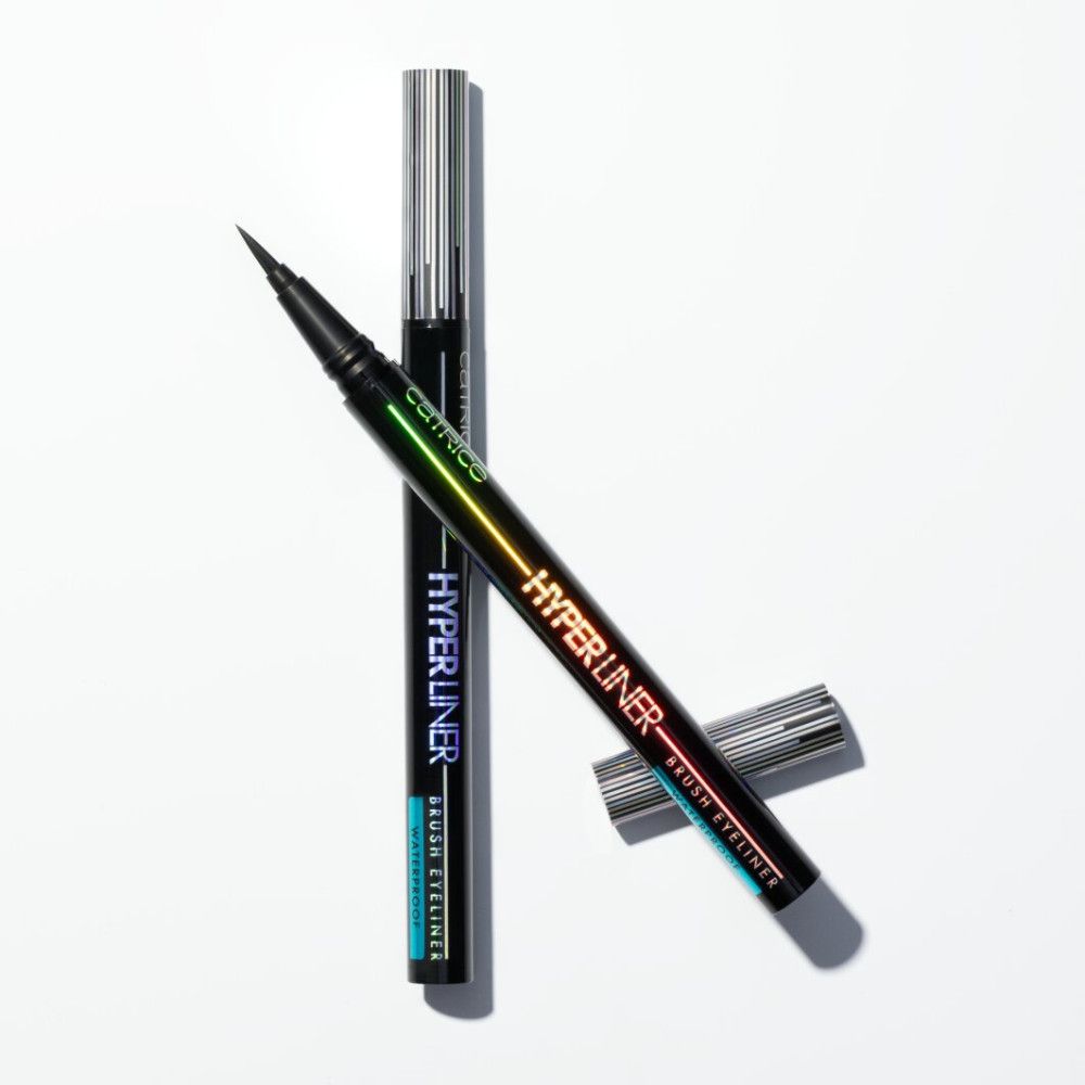 Zwarte vloeibare eyeliner pen met zilveren dop en kleurverloop op de schacht. Opschrift: CATRICE HYPER-LINER BRUSH EYELINER WATERPROOF.