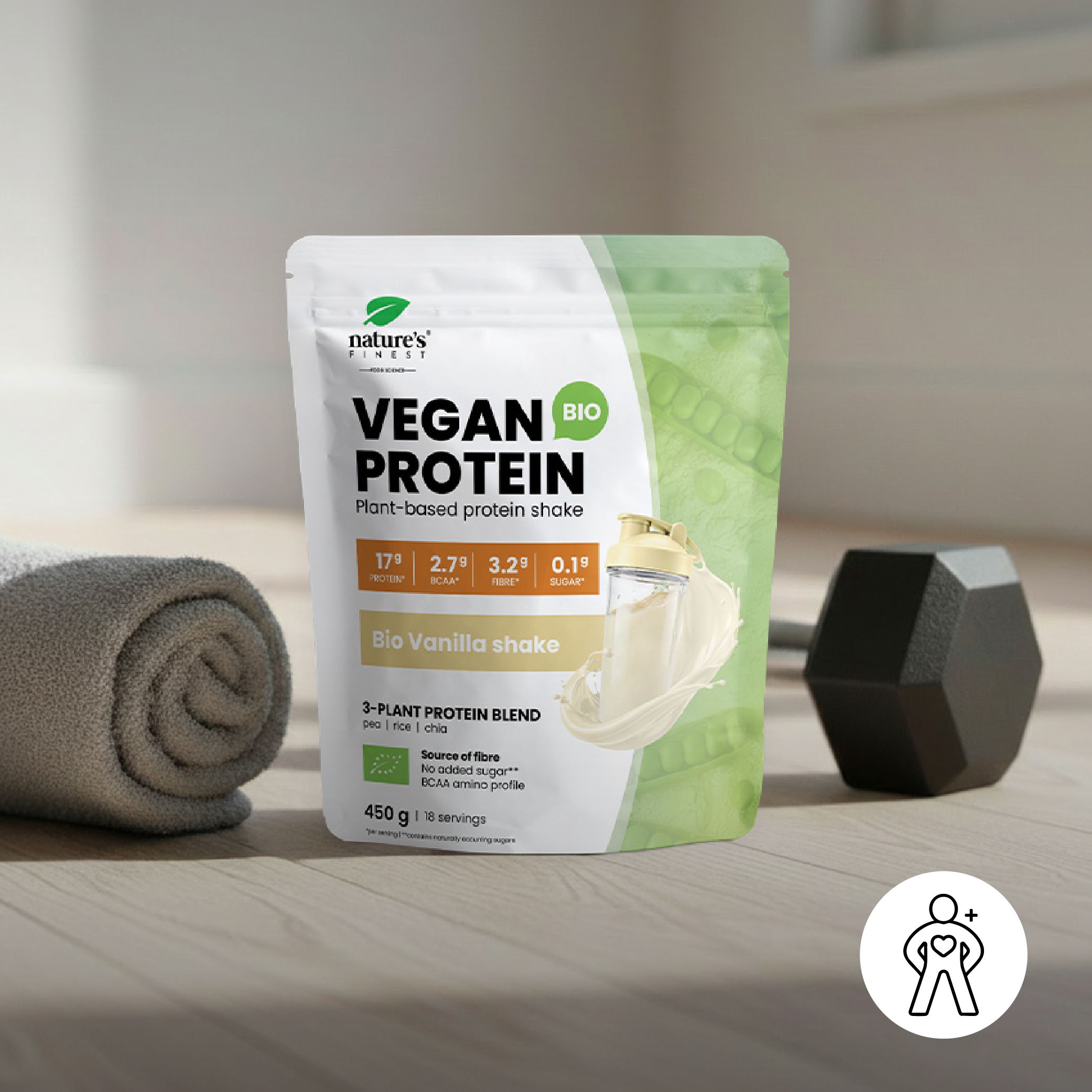 Pak Nature's Finest Bio Vanilla Vegan Protein Shake naast een handdoek en een halter.