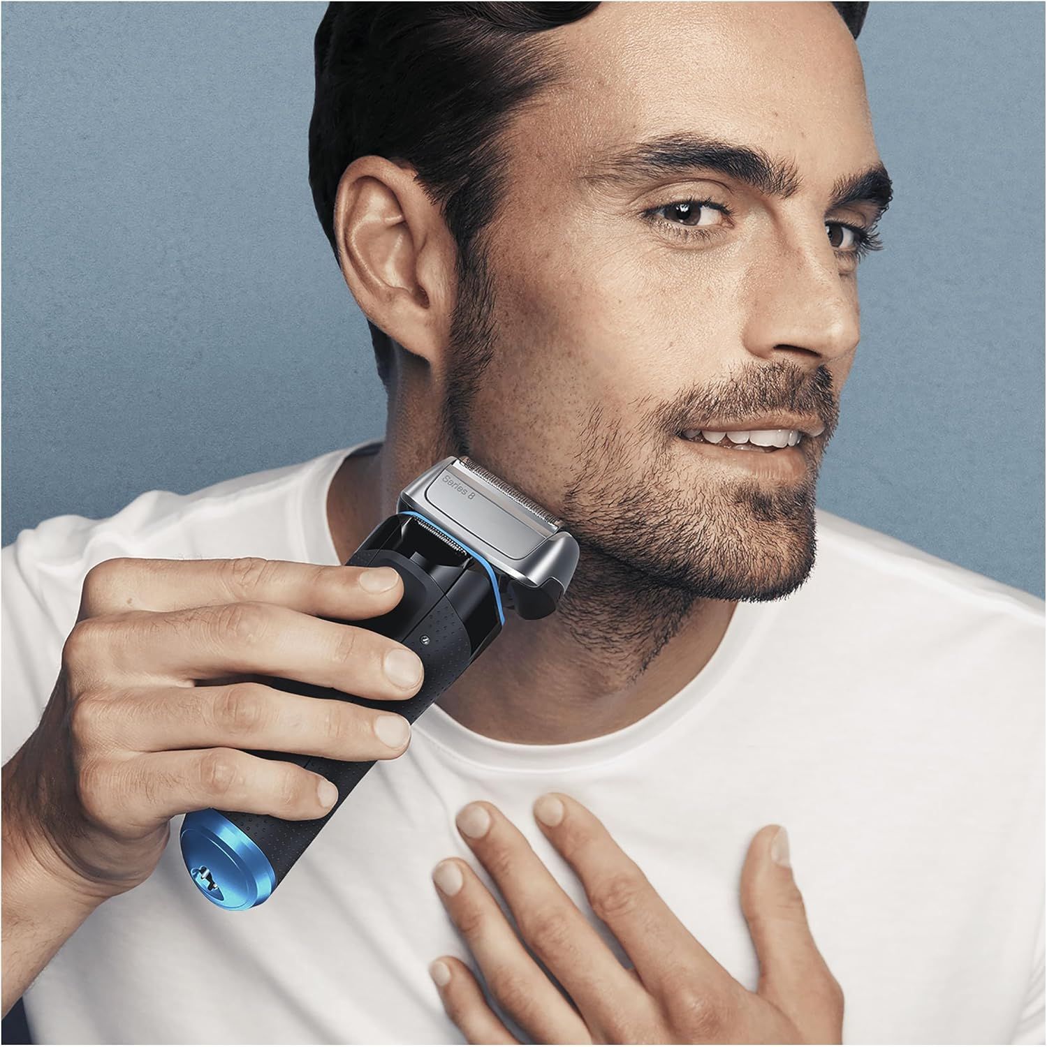 Homme se rasant le visage avec le rasoir électrique Braun Series 8.