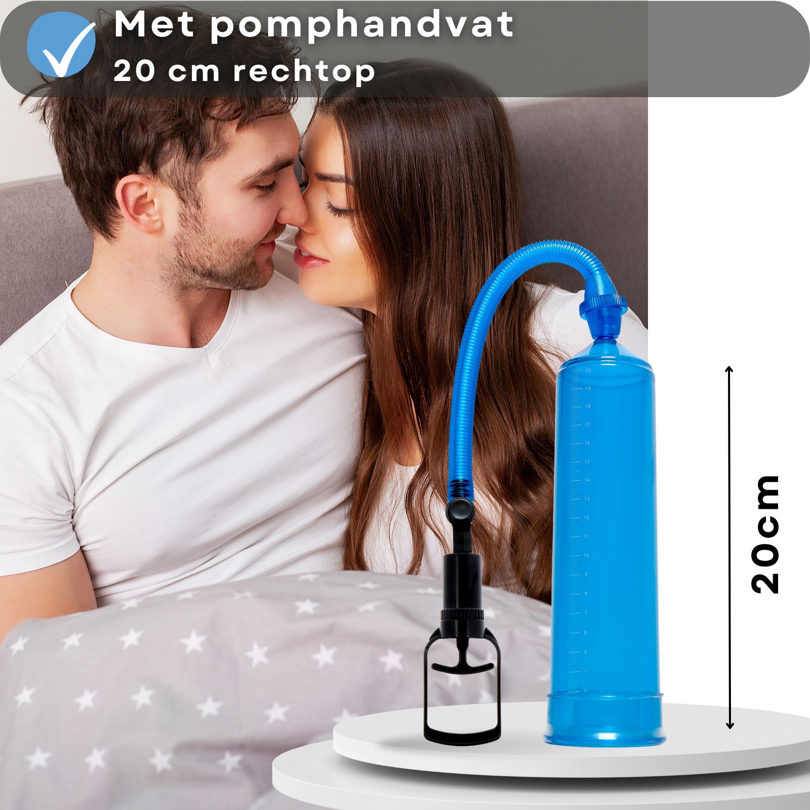 Blauwe penis pomp met pompgreep. Tekst: Met pompgreep, 20 cm erect. Paar in bed.
