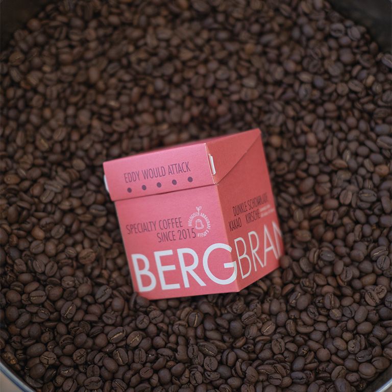 Emballage rouge sur grains de café. BERGBRAND Specialty Coffee. Eddy would Attack. Depuis 2015.