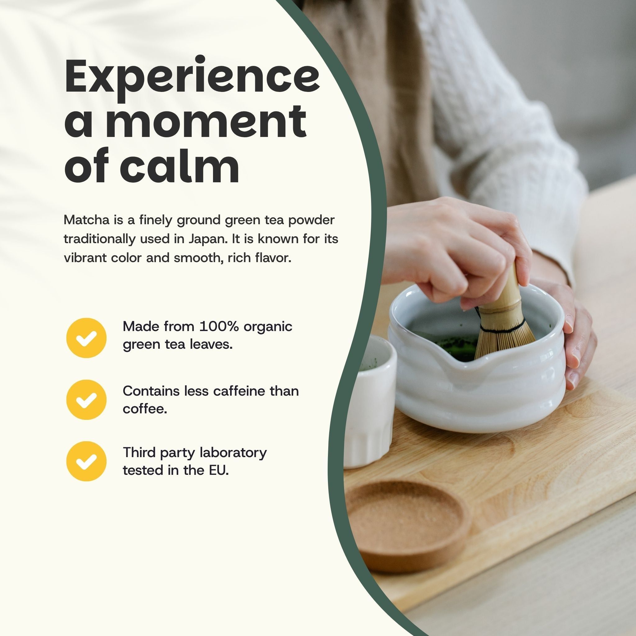 Personne préparant du matcha. Bol, fouet en bambou, planche de bois. Texte: Matcha, 100% thé bio, moins de caféine, labo UE.