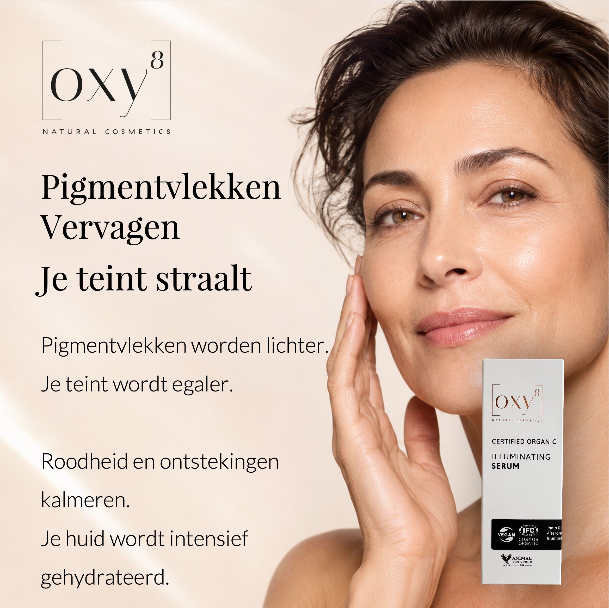 Gezicht van een vrouw met sproeten, productfles en tekst. Tekst: 'ILLUMINATING SERUM'.