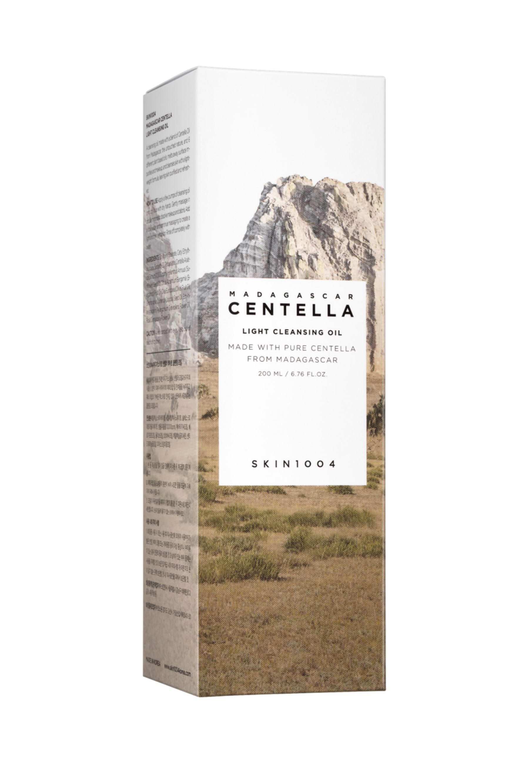 Emballage avec étiquette produit. Texte : Madagascar Centella Light Cleansing Oil, 200 ml. Marque : SKIN1004. Fond : paysage montagneux.