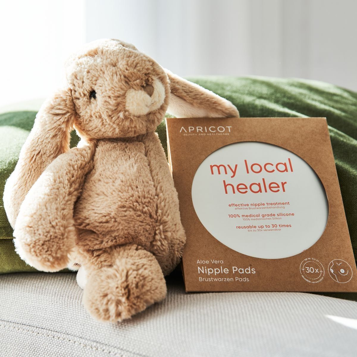 Emballage avec coussinet et peluche. Marque APRICOT. Texte : my local healer, Aloe Vera Nipple Pads.