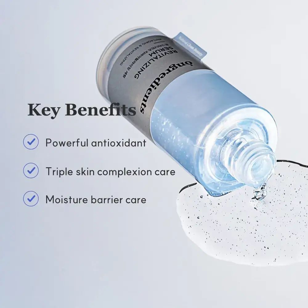 ONGREDIENTS Revitalizing Serum. Fles ligt, serum vloeit eruit. Tekst: Key Benefits, Powerful antioxidant, etc.