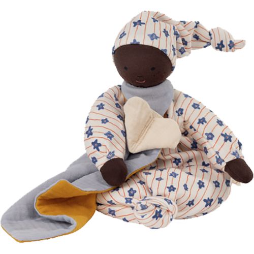 Stoffen pop met sterrenpatroon jurk en muts. Grijze sjaal en geel-grijze knuffeldoek.