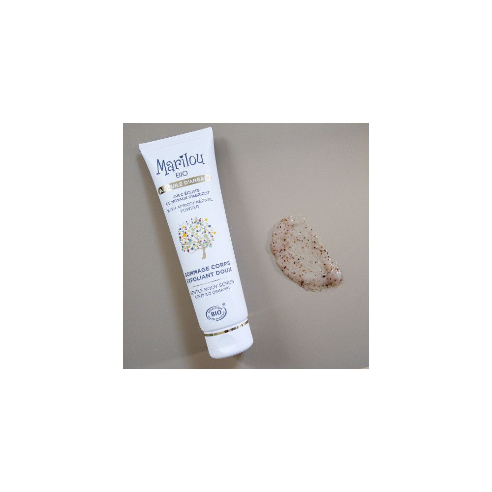 Tube blanc Marilou Bio et échantillon de produit sur surface claire.