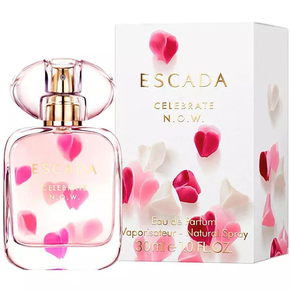 Escada Celebrate N.O.W. EdP Nat. Spray. Flacon et emballage avec pétales. Inscription dorée. Liquide rose dans le flacon.