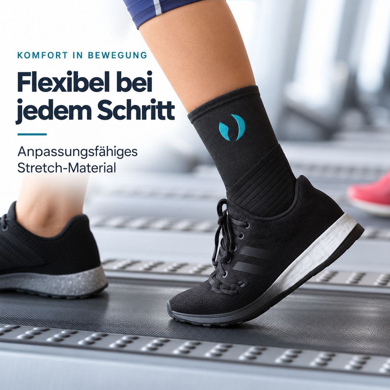 Chaussette de compression noire avec logo bleu sur la cheville, portée par une personne sur un tapis roulant.
