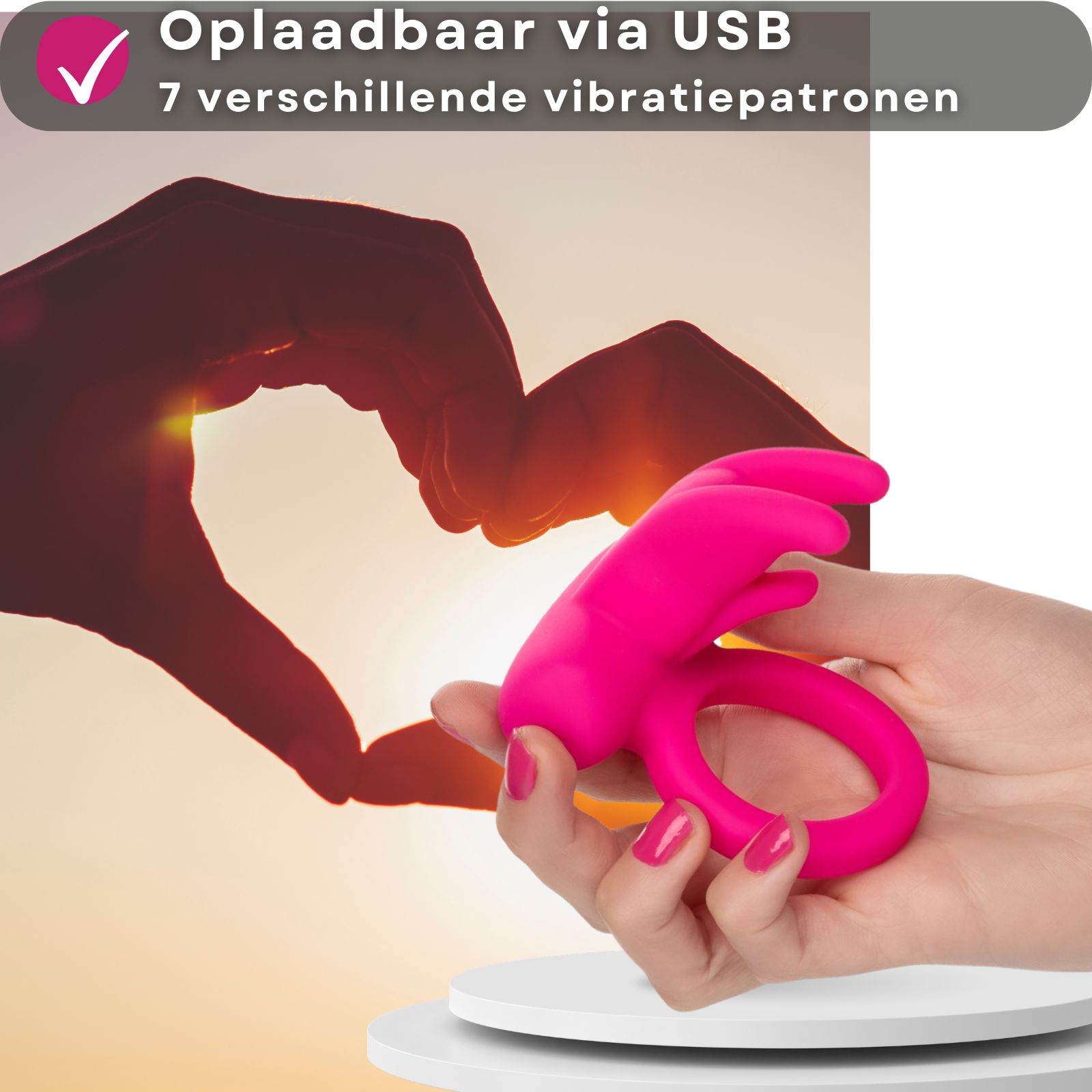 Roze penisring met clitorisstimulatie. Hand houdt product vast. Tekst: USB oplaadbaar, 7 vibraties.