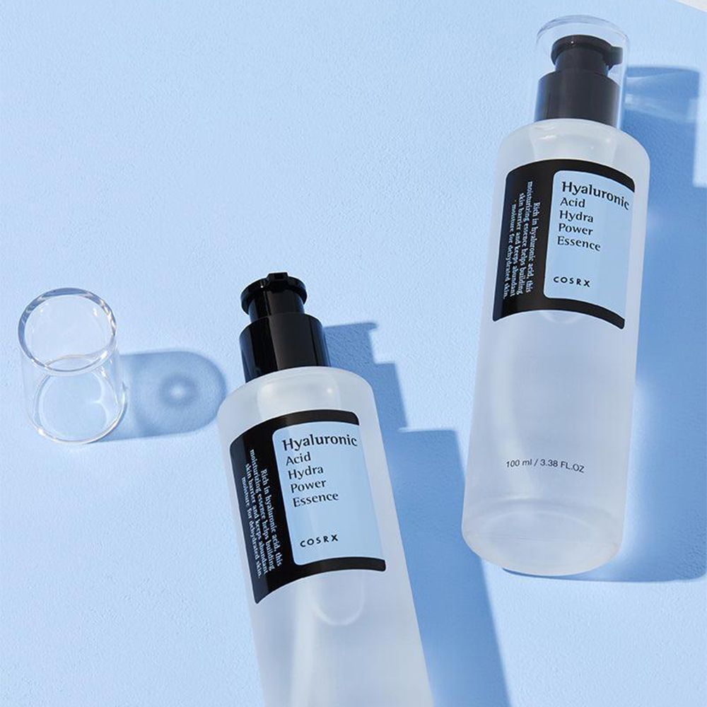 Twee COSRX Hyaluronic Acid Hydra Power Essence flessen, één met dop.