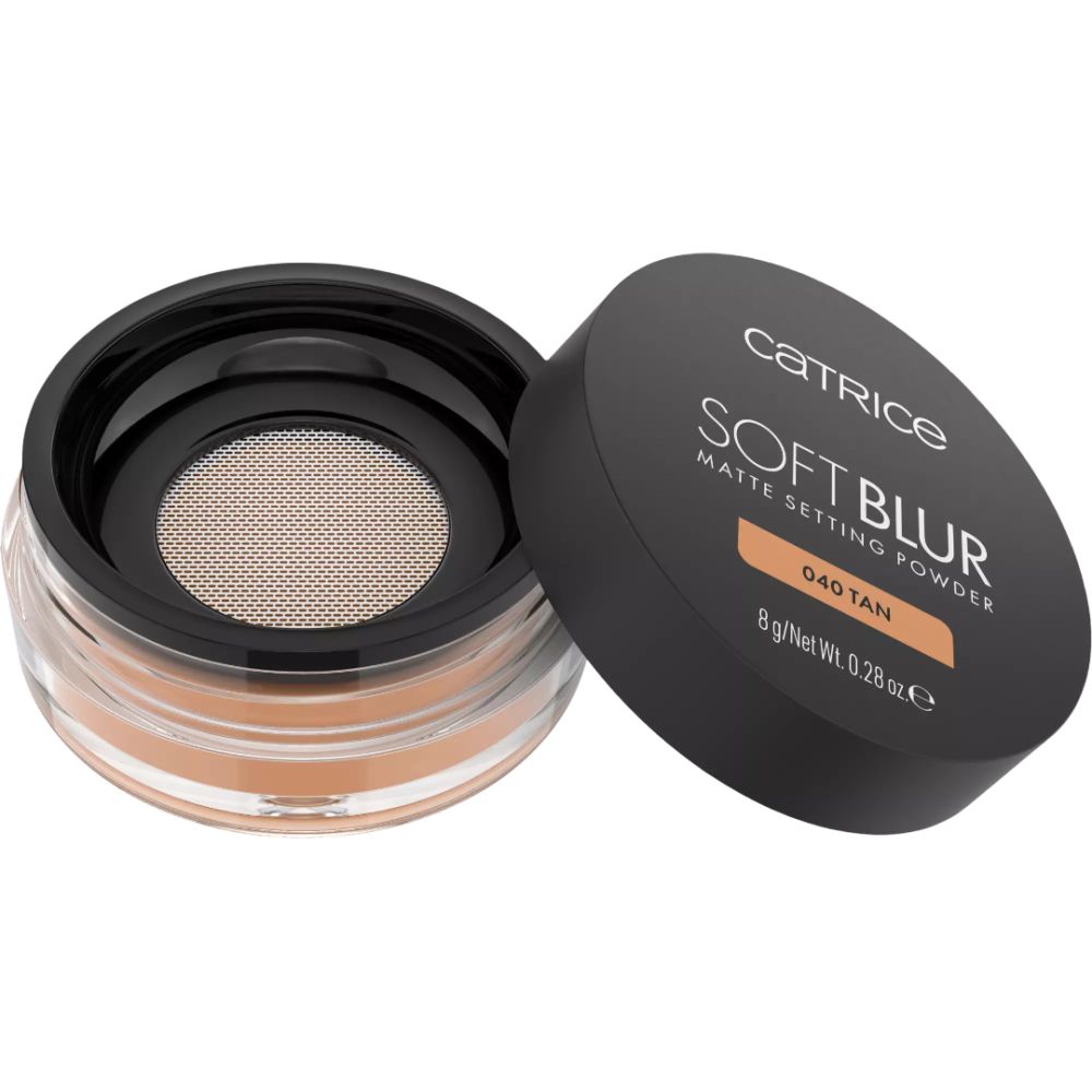 Poudre Catrice Soft Blur. Boîte avec couvercle. Couvercle noir avec nom et teinte du produit. Poudre visible dans la boîte.