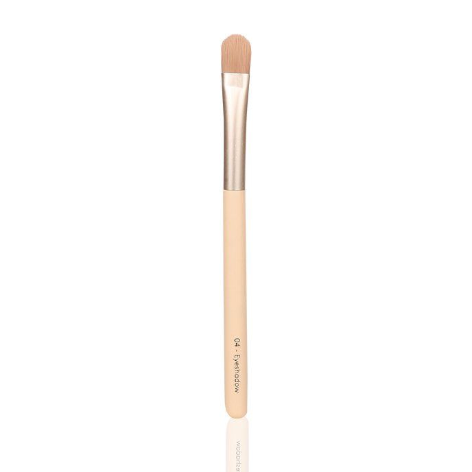 Oogschaduwkwast. Beige handvat, gouden huls, ovale borstelharen. Opschrift: 04 - Eyeshadow.