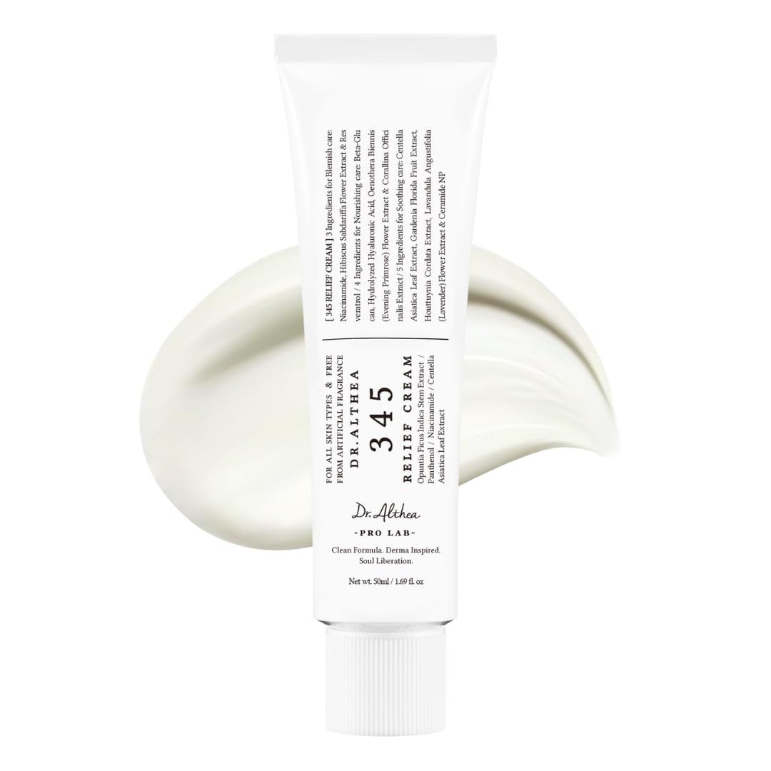 Tube blanche de crème. Inscription: DR.ALTHEA 345 Relief Cream. Texture du produit à côté.