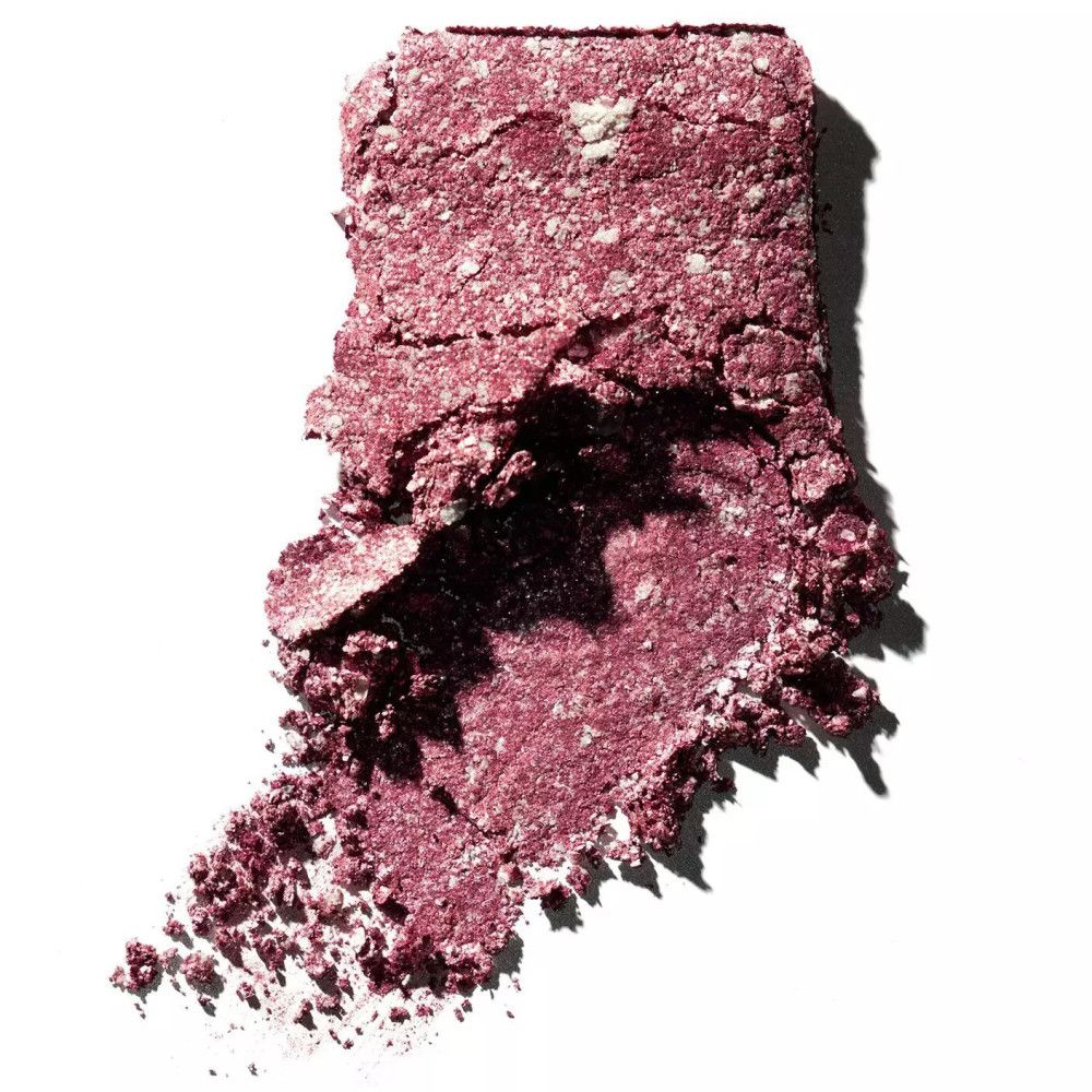 Échantillon de fard à paupières rose avec paillettes. Le fard à paupières est présenté sur fond blanc.