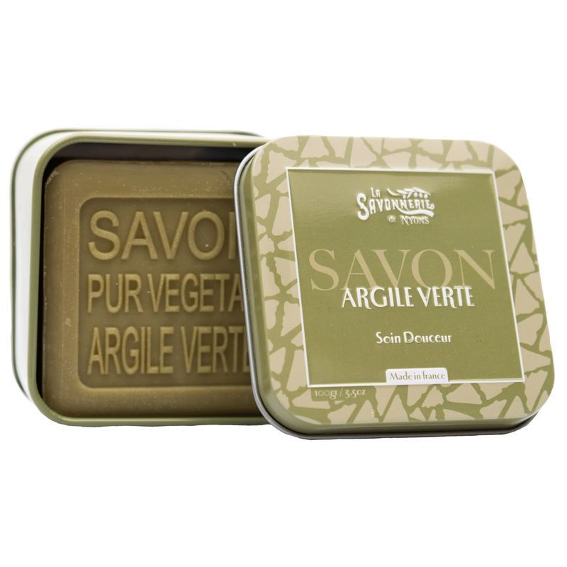 Boîte métallique ouverte avec savon vert. Inscriptions: La Savonnerie de Nyons, Savon Argile Verte, Soin Douceur. Savon: Savon Pur Végétal Argile Verte.