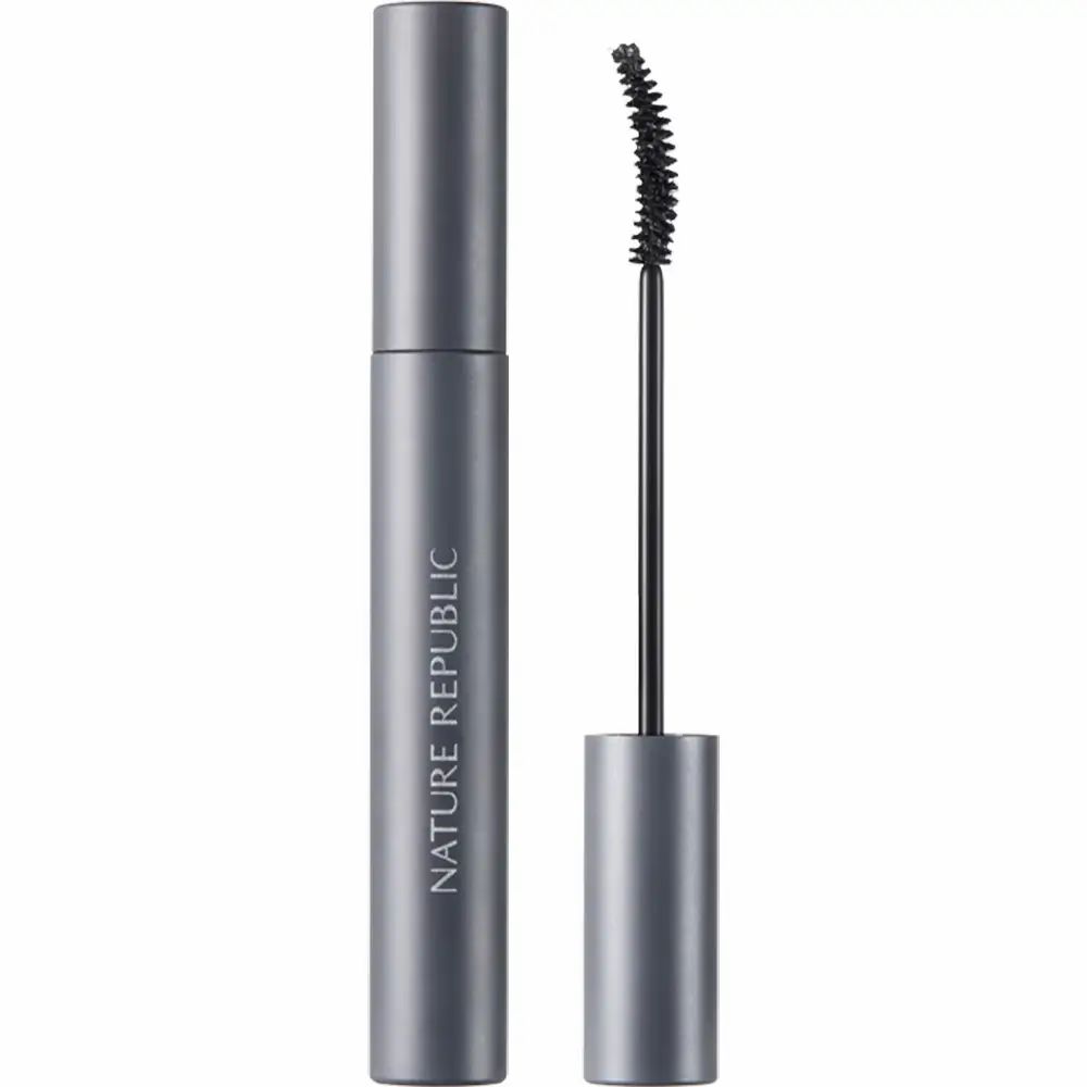 Tube de mascara gris avec brosse noire. Inscription NATURE REPUBLIC. Capuchon ouvert à côté.