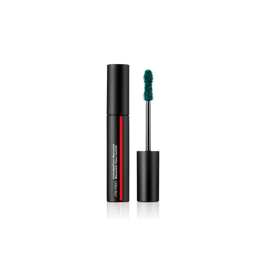 Tube de mascara noir avec brosse verte. Logo Shiseido et nom du produit. Le capuchon et la poignée de la brosse sont noirs.