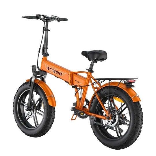 Vélo pliant orange avec pneus noirs. Marque ENGWE visible. Garde-boue avant et arrière. Porte-bagages.