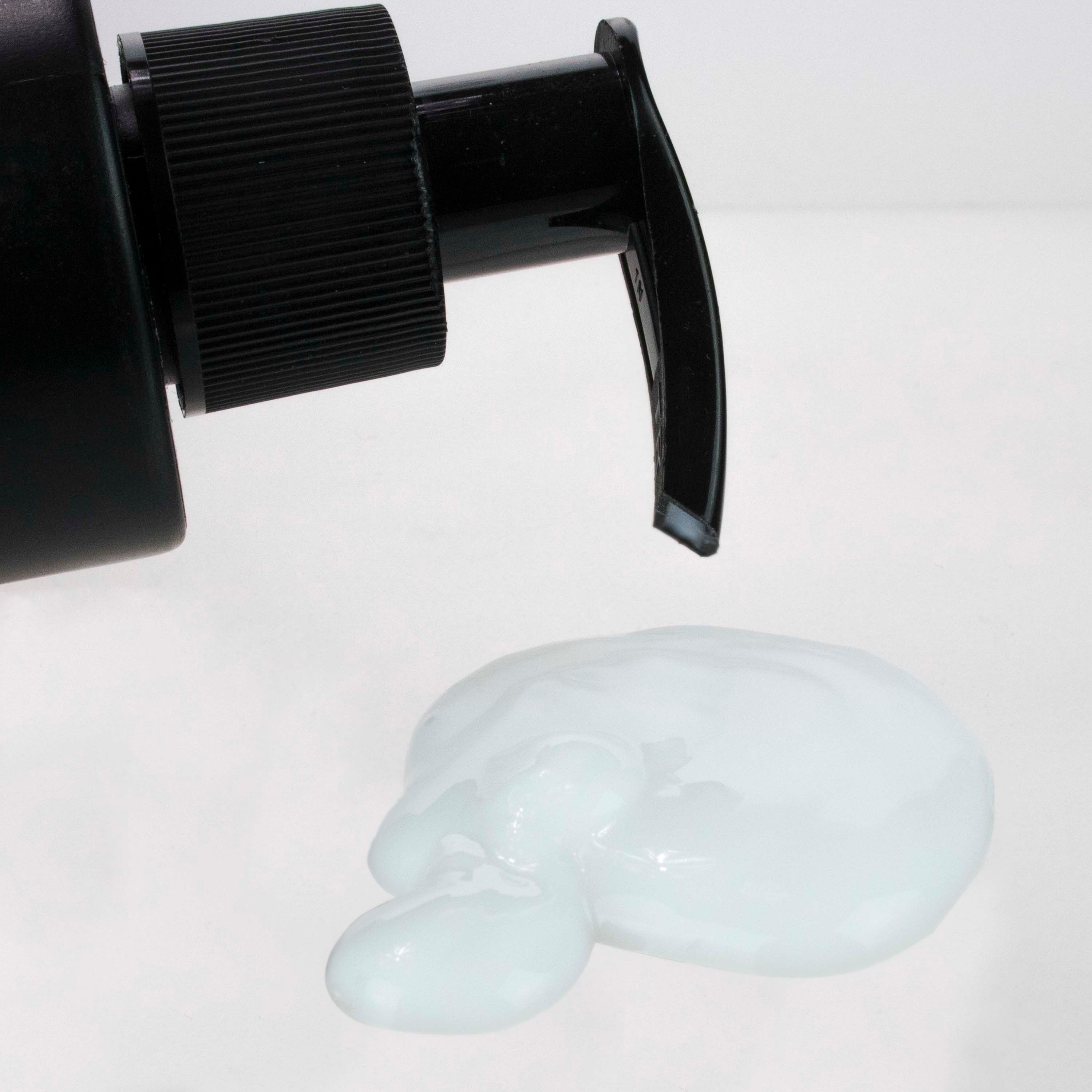 Close-up van een zwarte pompflacon. Daarnaast een heldere, gelachtige substantie. De achtergrond is wit.