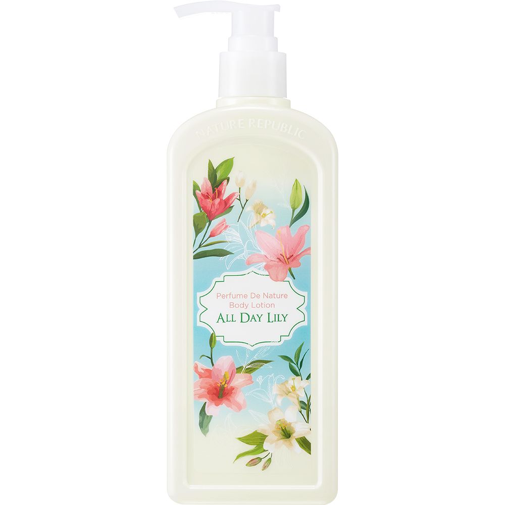 Beige lotionfles met pomp. Etiket met bloemen en tekst: Perfume De Nature Body Lotion, All Day Lily.