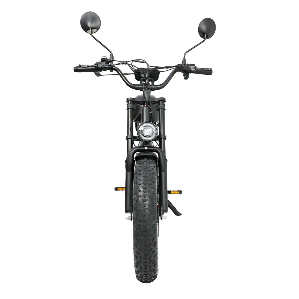 Vooraanzicht van zwarte elektrische dirtbike met koplamp en brede banden.