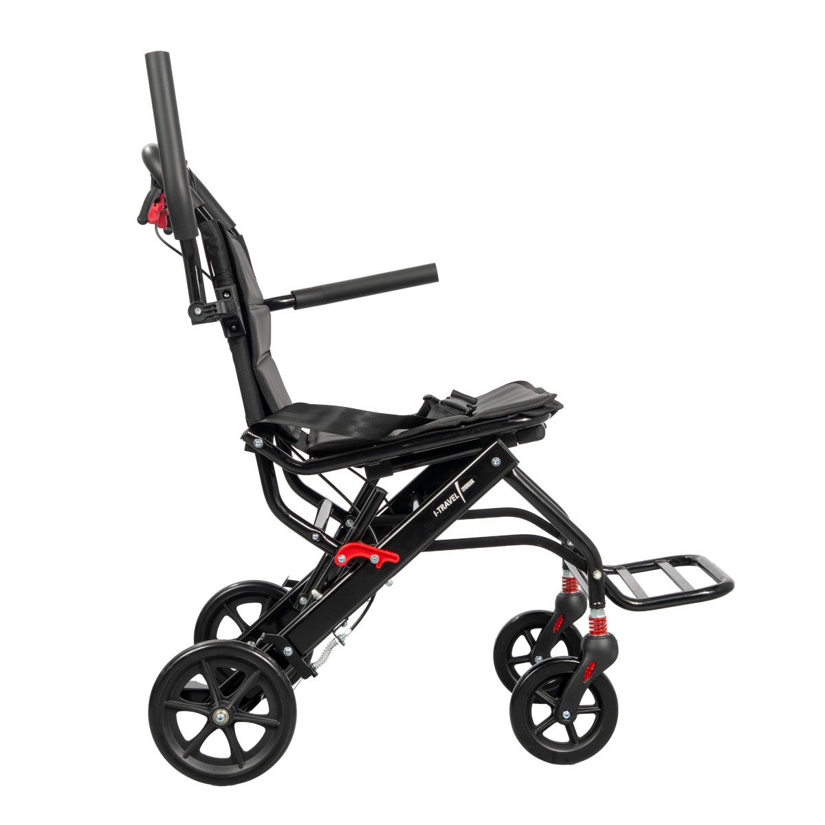Zwarte rolstoel met vier wielen, armleuningen en voetsteun. Rode hendel. I-Travel logo.
