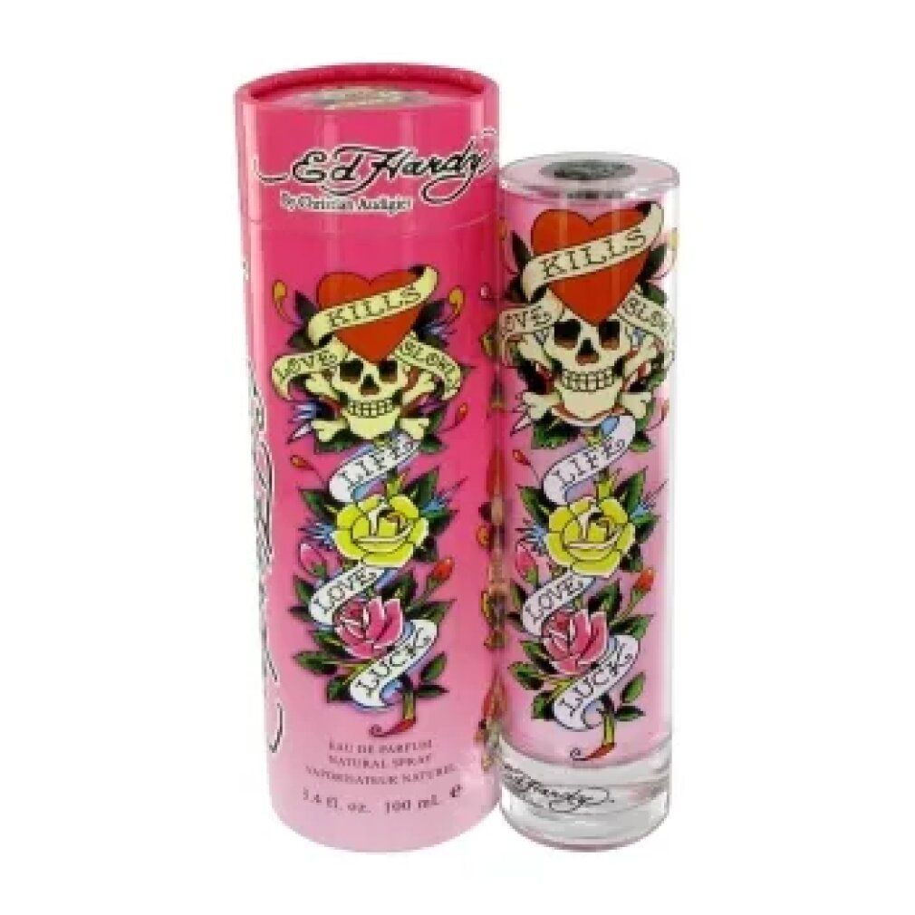 Roze fles en cilindrische verpakking. Beide tonen schedel-tattoo-ontwerp met rozen en opschriften. Ed Hardy logo zichtbaar.