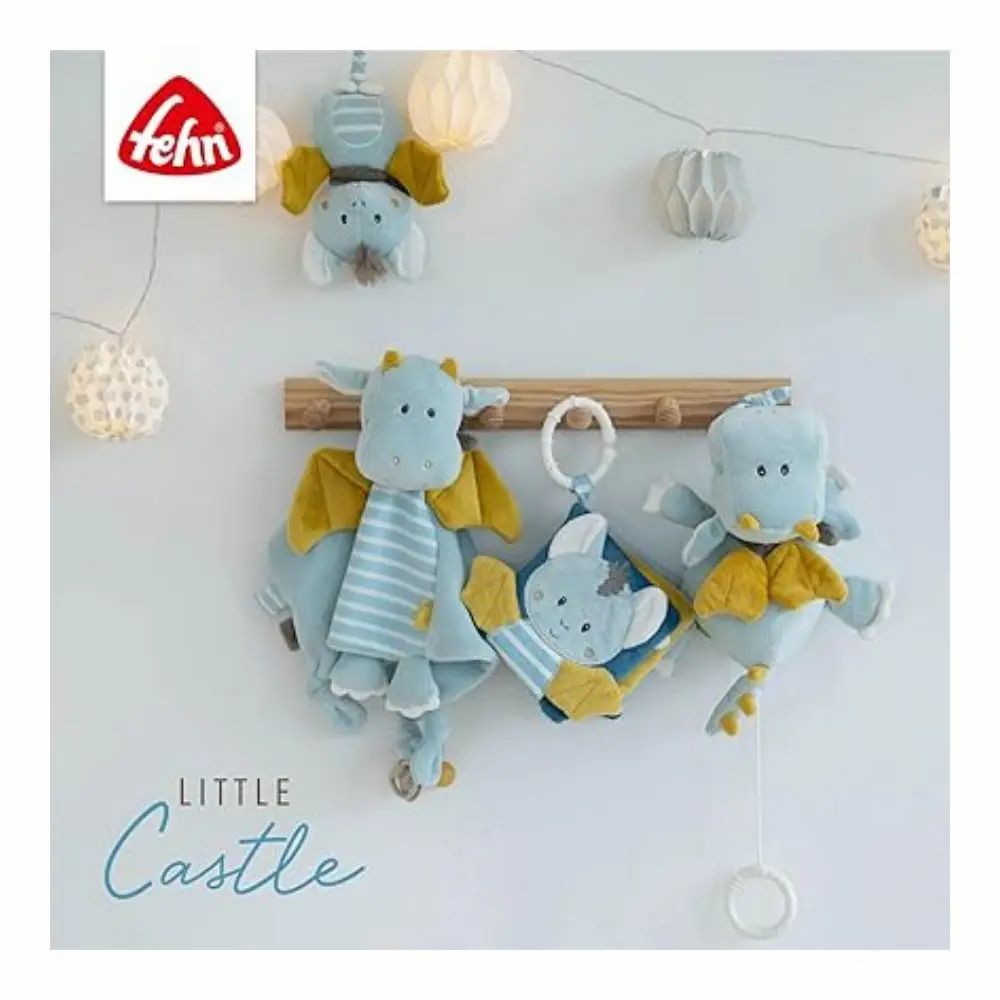 Drie stoffen draken op een houten stang. Merk: Fehn. Tekst: "Little Castle". Verschillende maten en ontwerpen.