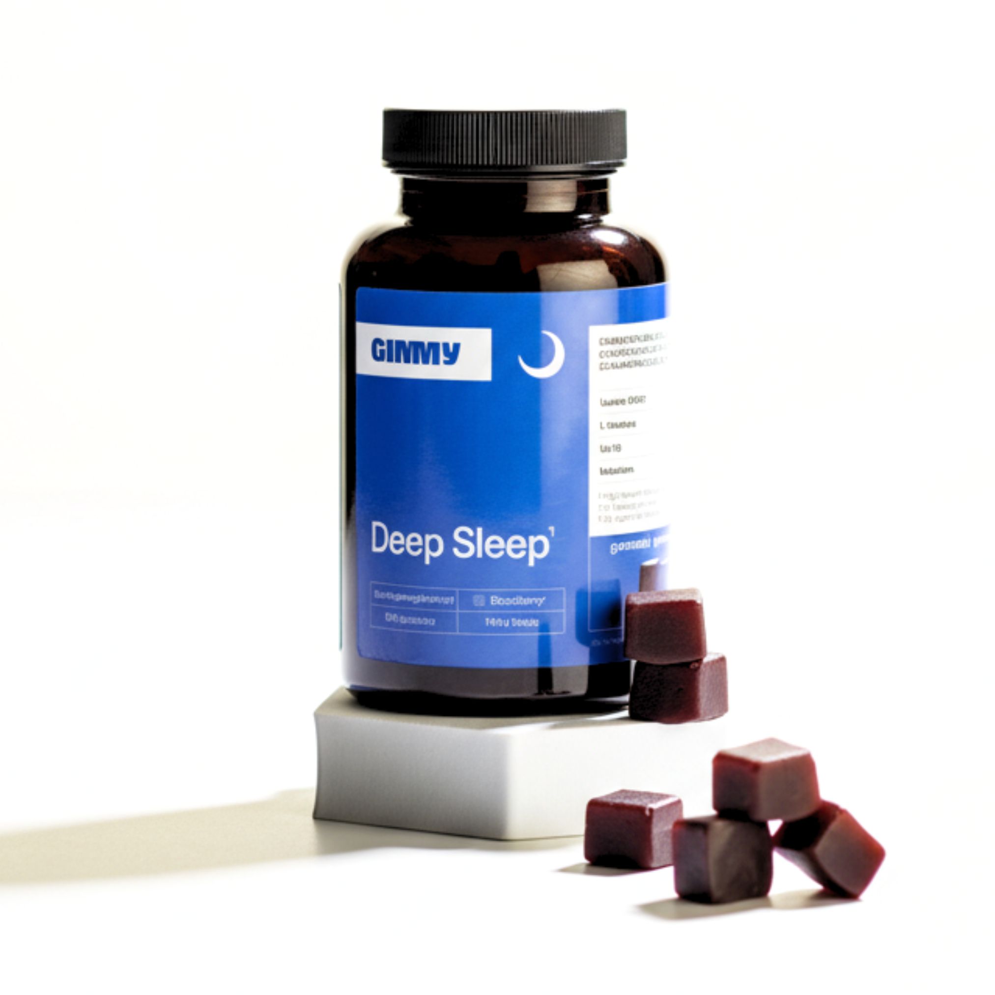Een fles Deep Sleep Gummies en gummies op een wit voetstuk. Zwarte dop, blauw etiket.