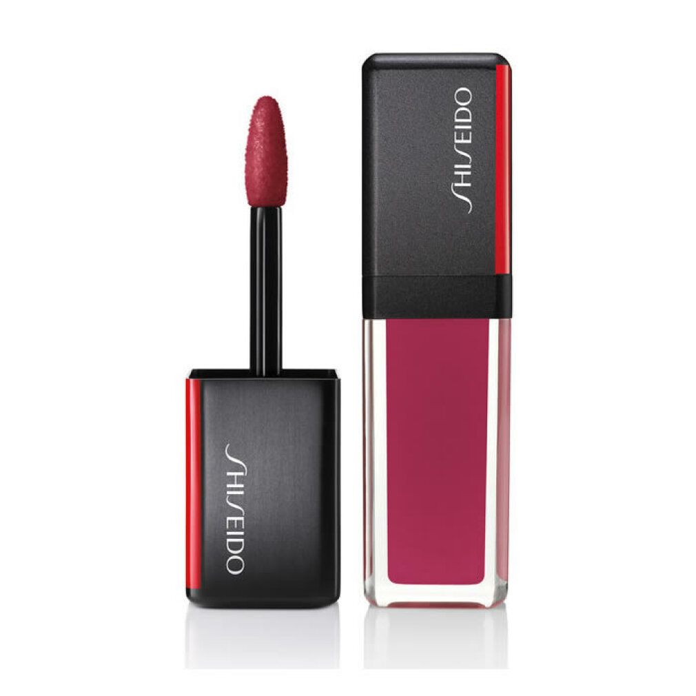 Lipstick met applicator. Zwarte dop met rode accenten en Shiseido-logo. Roze kleur in transparante houder.