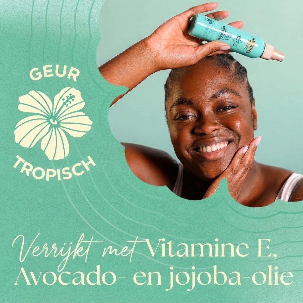Een vrouw houdt een turquoise spuitfles boven haar hoofd. "Tropische geur" en een hibiscusbloem zijn afgebeeld.