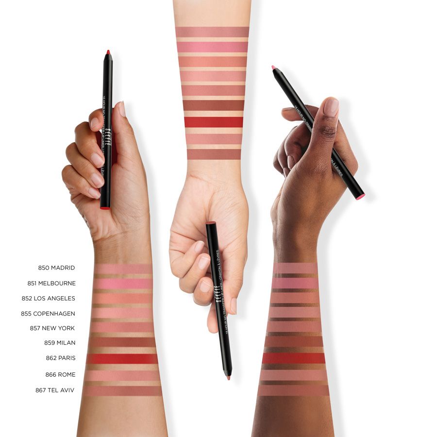 Verschillende kleuren lipliner getest op armen. Zwarte lipliners in handen. Kleurnamen eronder.